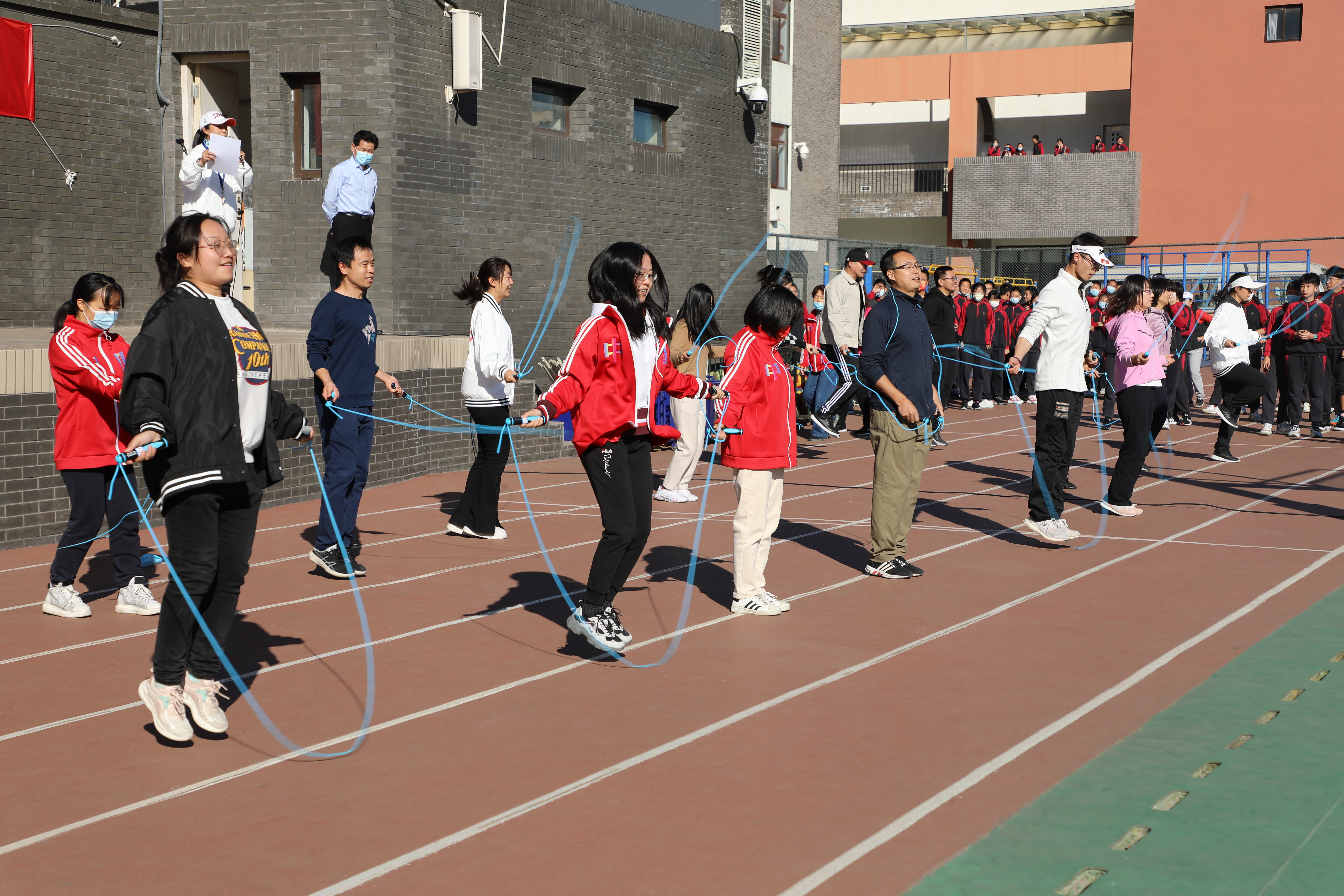 20211029925509.jpg 老师们参与跳绳接力给学生示范.JPG