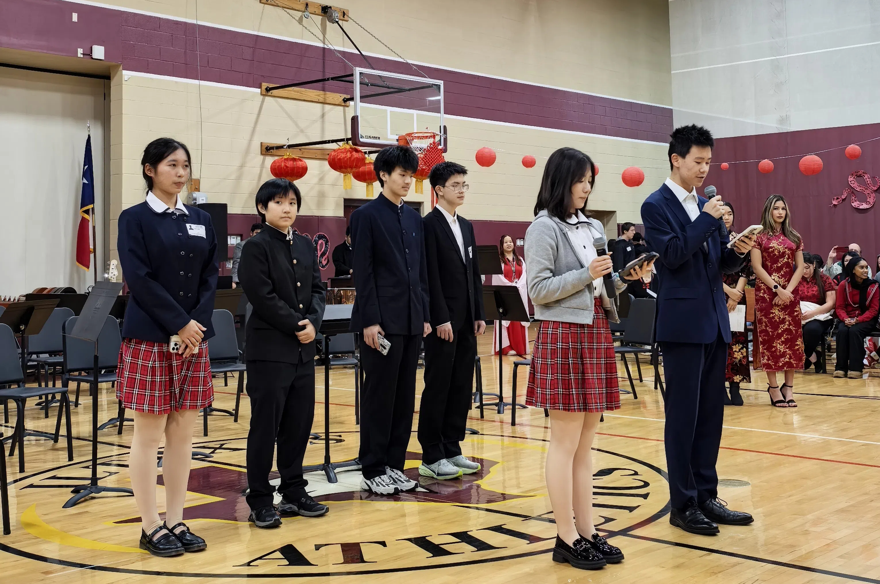 20250225657018.jpg 我校同学在德州国际学校晚会上表演.jpg